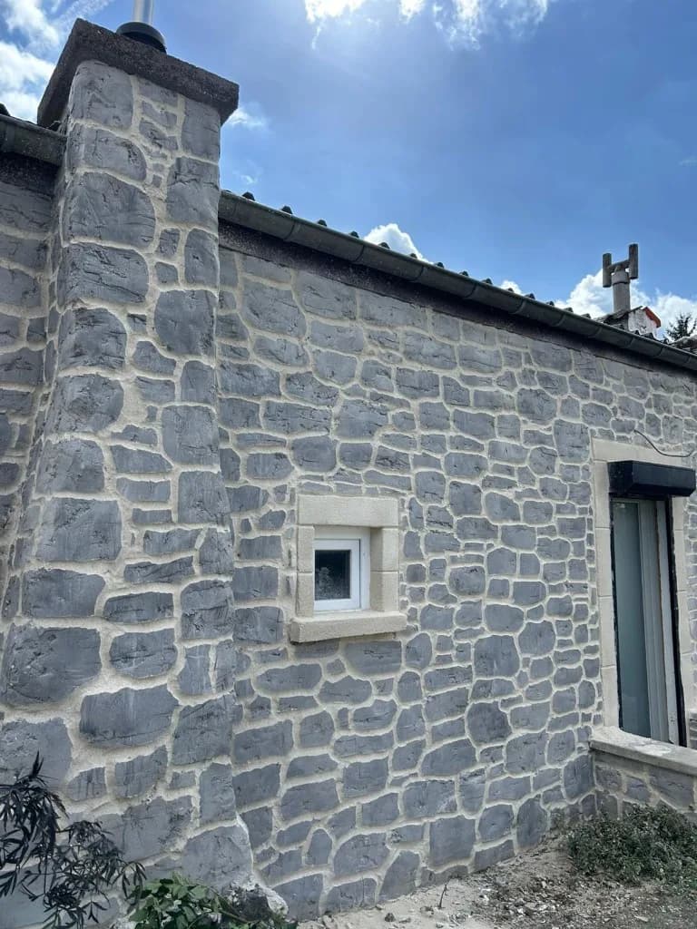 Façade en pierre grise